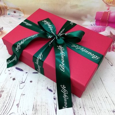 Weihnachten trifft magentarote Geschenk-Verpackung CMYK einpackt Wellpapp hart