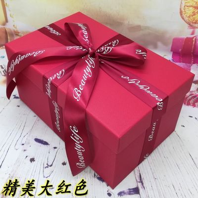 Weihnachten trifft magentarote Geschenk-Verpackung CMYK einpackt Wellpapp hart