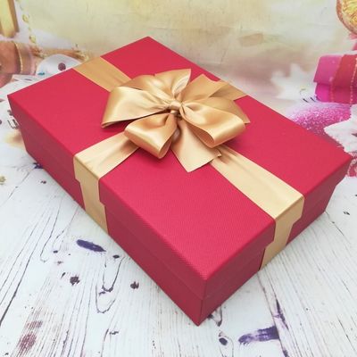 Weihnachten trifft magentarote Geschenk-Verpackung CMYK einpackt Wellpapp hart